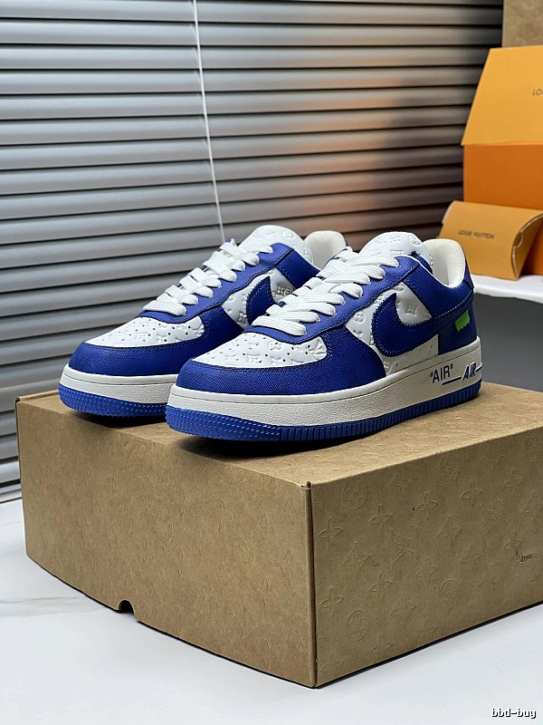 Nike Low-top Sneaker with Blue Detail