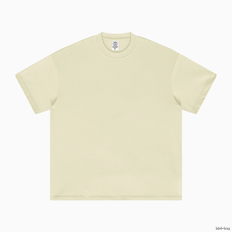 Patterned Plain white T-shirt Minimal White Short with Polished Detail