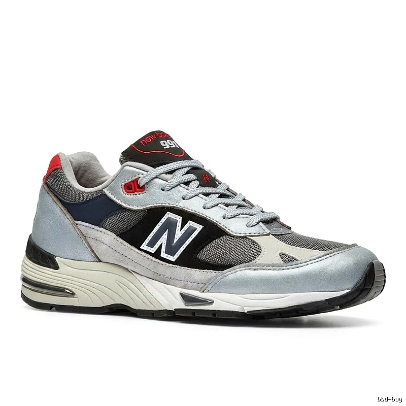 Retro-style grey sports shoes of New Balance