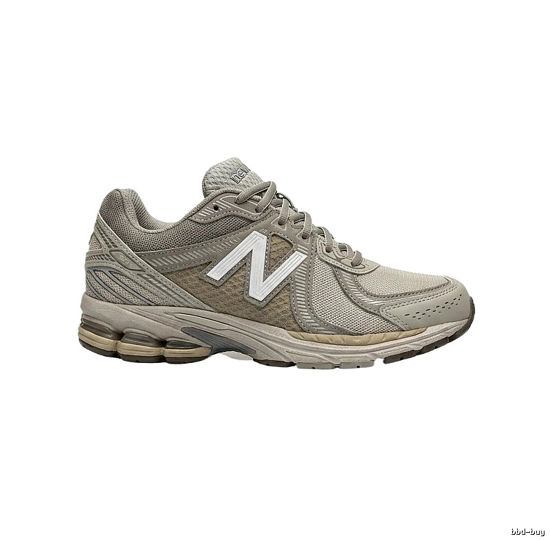 Retro-style grey sports shoes of New Balance