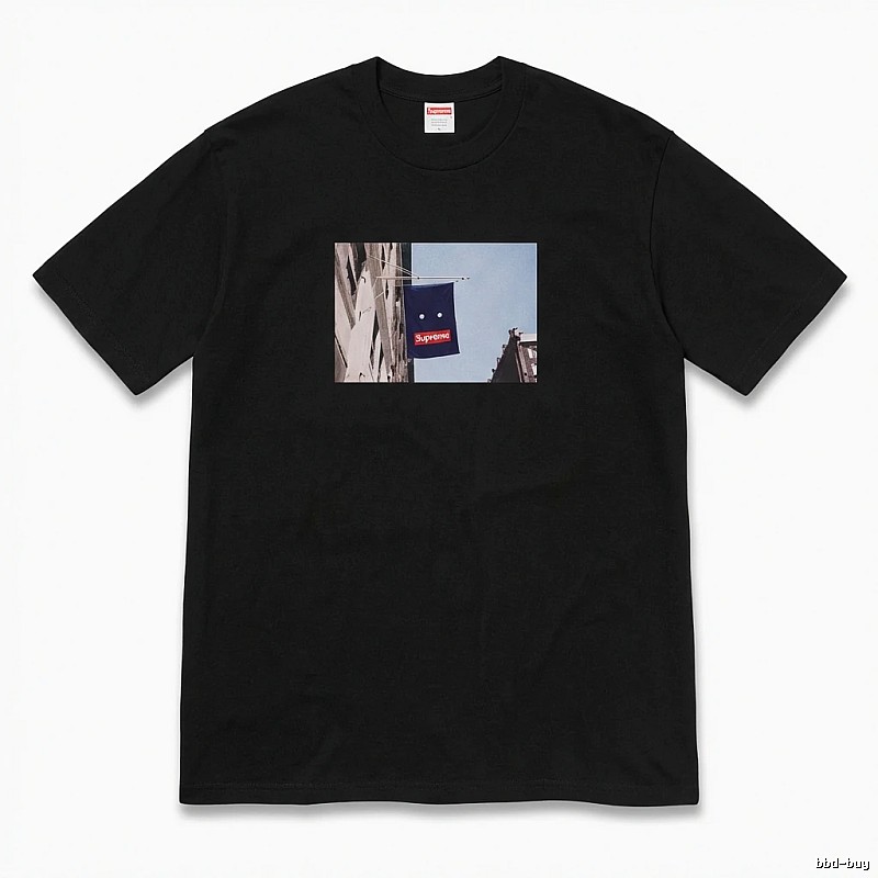 Supreme street scene style black T-shirt